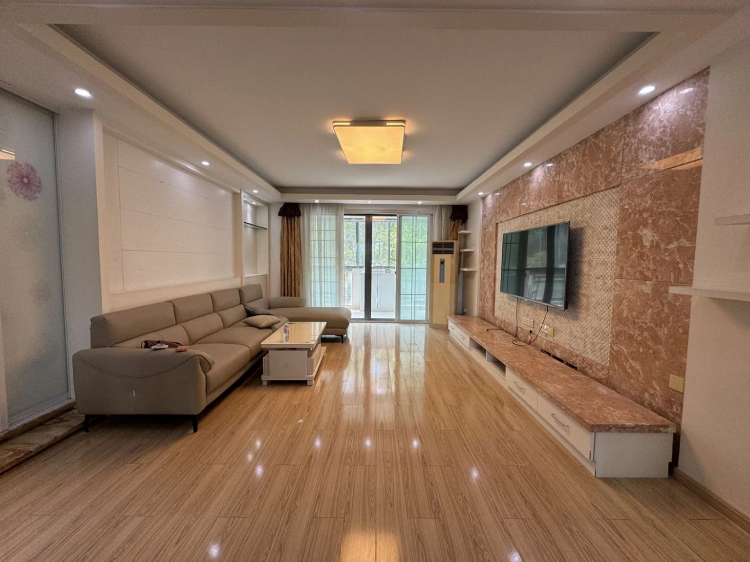 Hongquan Road, 169㎡, 4 Bedrooms, 2 Bathrooms, Finely Decorated, Well-Lit, Fully Furnished