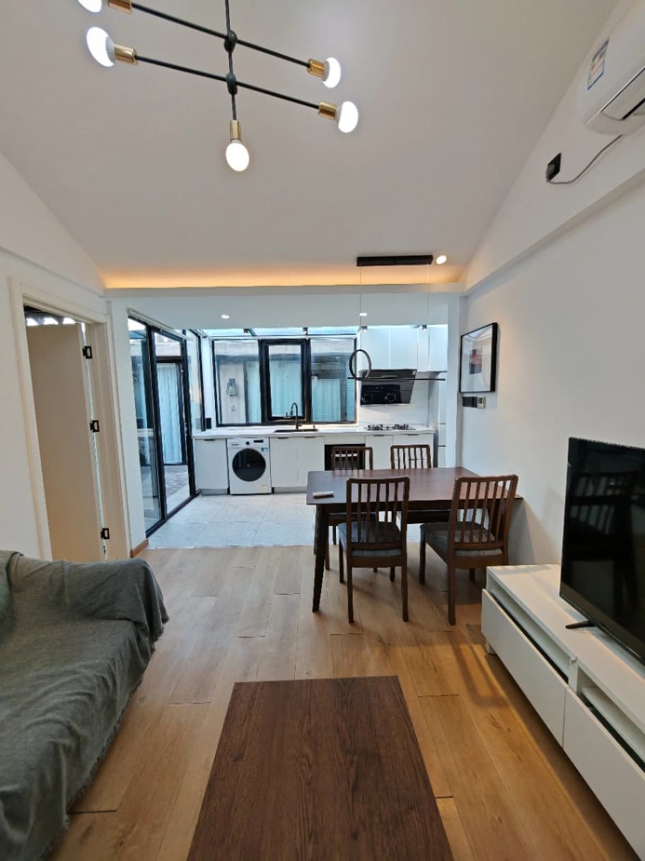 Nanluoguxiang, Modern Interior, 2 Bedrooms with nice furniture, Near Subway